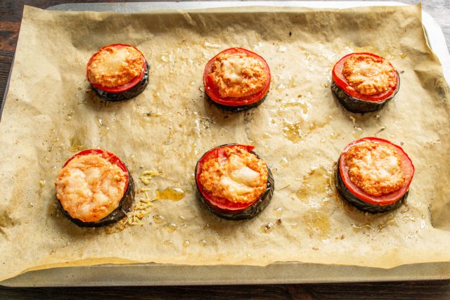 Возвращаем противень с овощами в раскаленную духовку примерно на 10 минут