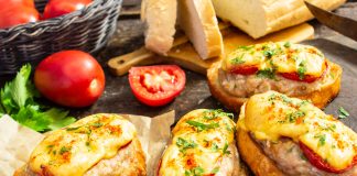 Бутерброды запеченные с фаршем и сыром