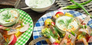 Картофельный салат с сельдью и свежим огурцом