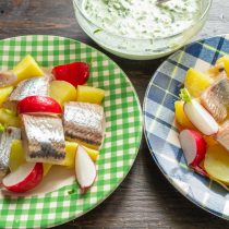 Добавляем немного красной редиски для красоты, яркости и вкуса Добавляем немного красной редиски для красоты, яркости и вкуса