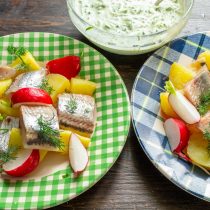 Украшаем салат веточками укропа Украшаем салат веточками укропа