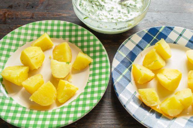 Картофель, сваренный в мундире, чистим, нарезаем крупно Картофель, сваренный в мундире, чистим, нарезаем крупно