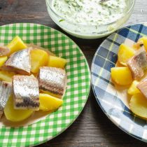 Выкладываем кусочки сельди к вареному картофелю Выкладываем кусочки сельди к вареному картофелю