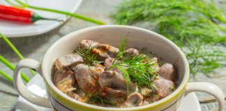 Куриные сердечки в сметанном соусе с укропом и чесноком