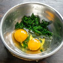 Разбиваем в миску куриные яйца Разбиваем в миску куриные яйца