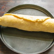 Раскатанное тесто накручиваем на скалку Раскатанное тесто накручиваем на скалку
