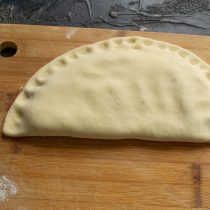 Заворачиваем край теста на мясную начинку