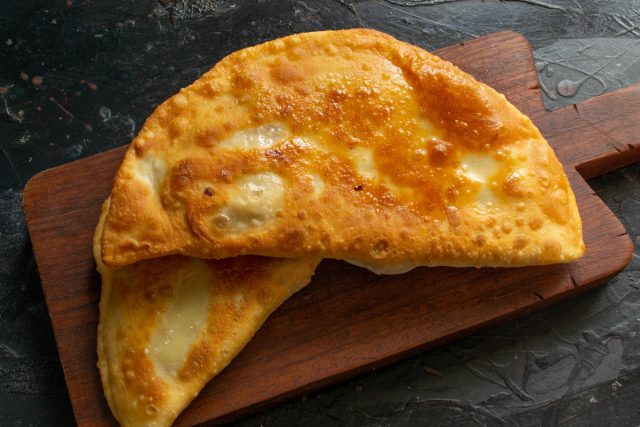 Готовые пирожки с мясом сначала выкладываем на бумажные салфетки
