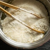 Насыпаем муку небольшими порциями, смешиваем венчиком