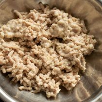 Вареное мясо пропускаем через мясорубку