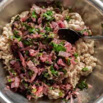 Добавляем обжаренные овощи к мясному фаршу