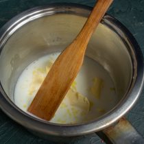 Перемешиваем ингредиенты в сотейнике, нагреваем до кипения