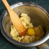 В кипящее молоко всыпаем муку