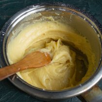 Обычно заварное тесто смешивают «на чувство»