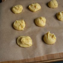 Столовой ложкой зачерпываем тесто и выкладываем на антипригарный или смазанный маслом пергамент