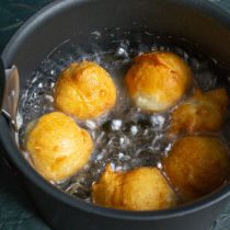 Кладём в сотейник за один раз не более пяти пончиков