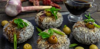 Рисовые шарики с начинкой и соусом терияки