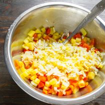 Отвариваем вкрутую куриные яйца, натираем на крупной терке или рубим ножом Отвариваем вкрутую куриные яйца, натираем на крупной терке или рубим ножом