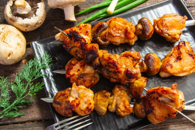 Шашлычки из курицы с шампиньонами в духовке Шашлычки из курицы с шампиньонами в духовке