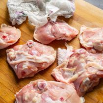Узким острым ножом срезаем мясо с кости Узким острым ножом срезаем мясо с кости