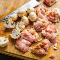 Маринованную курицу разрезаем на небольшие кусочки, удобные для еды Маринованную курицу разрезаем на небольшие кусочки, удобные для еды