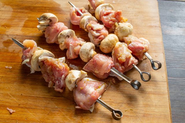 Нанизываем курицу и шампиньоны на шампуры Нанизываем курицу и шампиньоны на шампуры