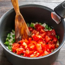 Очищенные от шкурки помидоры режем небольшими кубиками Очищенные от шкурки помидоры режем небольшими кубиками