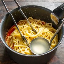 Кладем кусочек сливочного масла Кладем кусочек сливочного масла