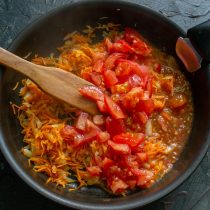 Очищенные от кожицы помидоры нарезаем кубиками Очищенные от кожицы помидоры нарезаем кубиками