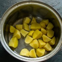 Кладём нарезанный картофель в кастрюлю Кладём нарезанный картофель в кастрюлю
