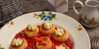 Сырники из рикотты с клубничным соусом