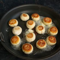 Когда сырники подрумянятся, кладём в сковородку сливочное масло Когда сырники подрумянятся, кладём в сковородку сливочное масло