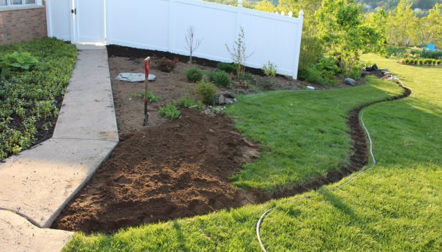 Участок под будущий цветник необходимо перекопать на глубину 30-60 см и по возможности избавиться от корней сорных растений Участок под будущий цветник необходимо перекопать на глубину 30-60 см и по возможности избавиться от корней сорных растений