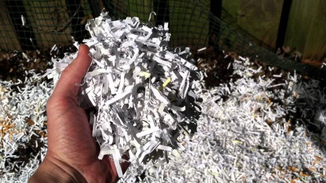 При использовании в качестве мульчи, разложите большое количество измельченной бумаги толщиной около 10 см почти так же как солому или аналогичную мульчу При использовании в качестве мульчи, разложите большое количество измельченной бумаги толщиной около 10 см почти так же как солому или аналогичную мульчу