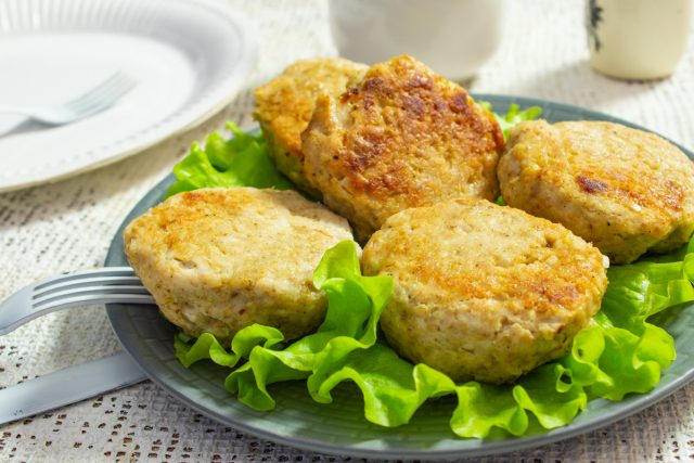 Диетические котлеты из курицы в духовке в рукаве Диетические котлеты из курицы в духовке в рукаве
