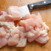 С куриной грудки снимаем кожу, срезаем филе с каркаса С куриной грудки снимаем кожу, срезаем филе с каркаса