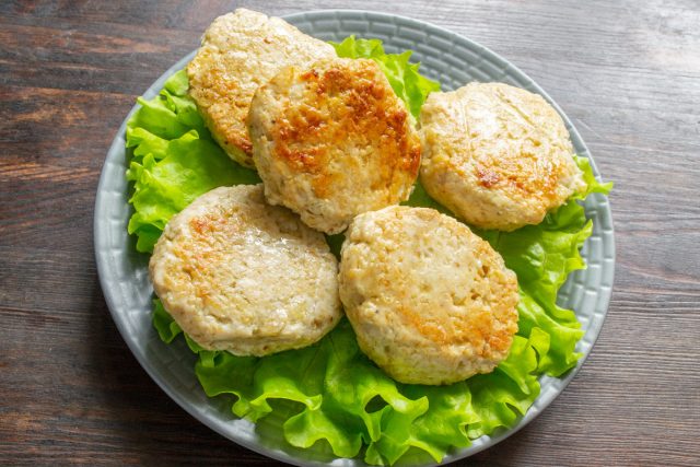 Сочные, вкусные и полезные котлеты из куриной грудки подаем на стол с зеленым салатом Сочные, вкусные и полезные котлеты из куриной грудки подаем на стол с зеленым салатом