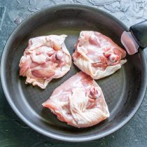 Выкладываем бедра на разогретую сковороду кожей вниз Выкладываем бедра на разогретую сковороду кожей вниз