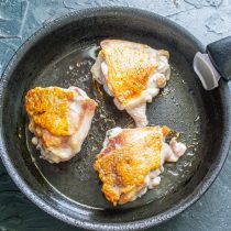 Когда кожа подрумянится, переворачиваем и жарим с другой стороны Когда кожа подрумянится, переворачиваем и жарим с другой стороны