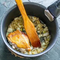 Кладём в сотейник обжаренные до золотистого цвета куриные бедра Кладём в сотейник обжаренные до золотистого цвета куриные бедра