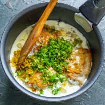 Добавляем кинзу и специи в сотейник Добавляем кинзу и специи в сотейник