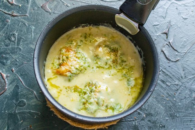 Тушим курицу в сметанном соусе на тихом огне примерно 40 минут Тушим курицу в сметанном соусе на тихом огне примерно 40 минут