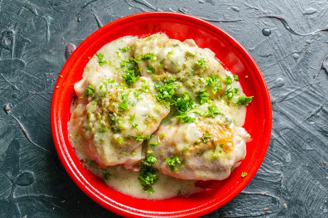 Подаём курицу в сметанном соусе горячей, посыпаем кинзой Подаём курицу в сметанном соусе горячей, посыпаем кинзой