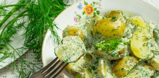 Картофельный салат со сметаной и укропом
