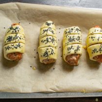 Посыпаем котлеты черным кунжутом