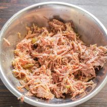 Срезаем мясо с костей, разбираем на волокна или нарезаем небольшими кусочками