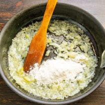 Насыпаем пшеничную муку, перемешиваем с луком