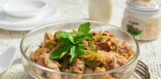Салат из индейки с маринованным луком