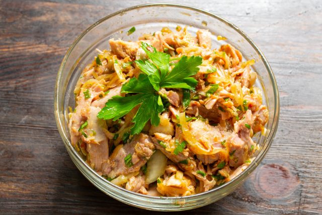 Салат из индейки с маринованным луком вкусно съесть с ржаным хлебом