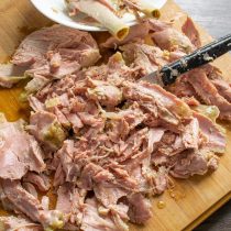 Снимаем с голеней кожу, отделяем мясо от костей